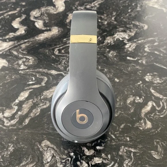Barely worn, Beats Studio 3s. Grey and Gold